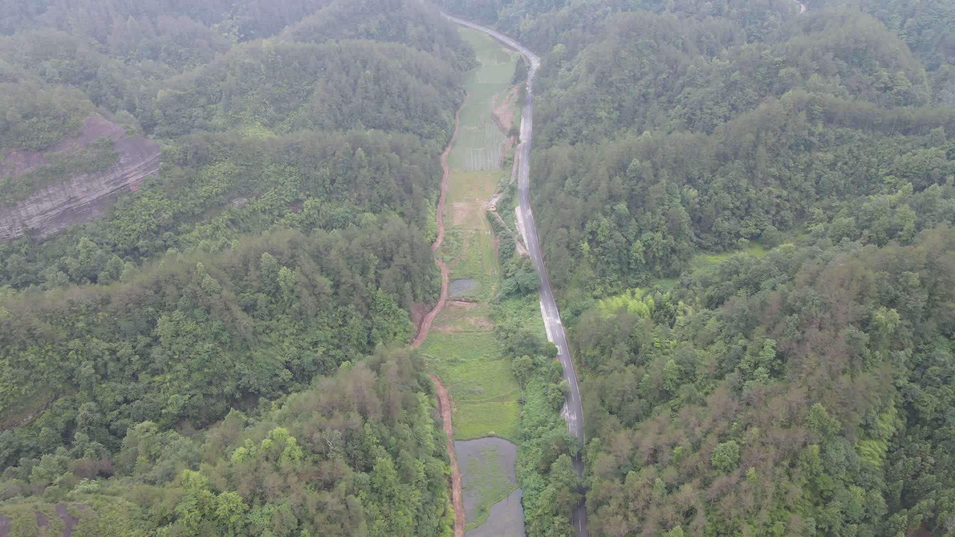 航拍山谷蜿蜒山路视频的预览图