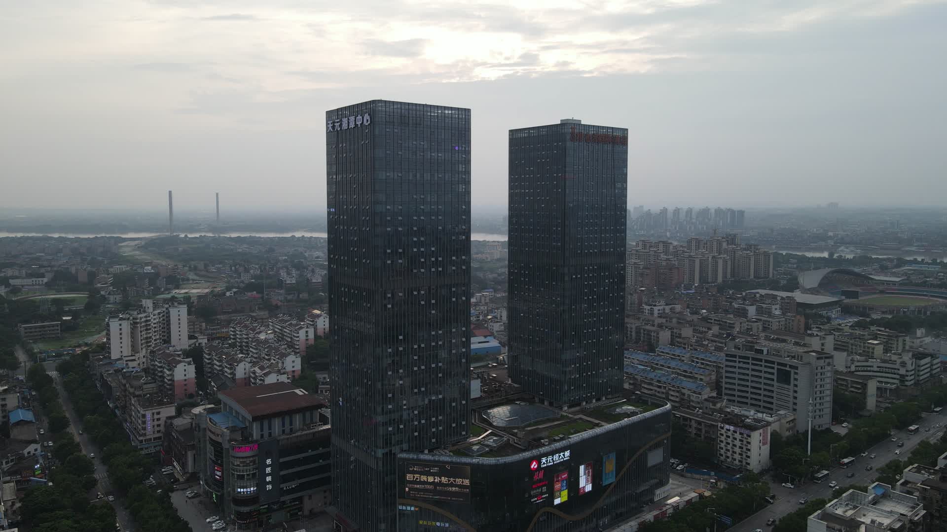 城市航拍湖南湘潭双子塔地标视频的预览图