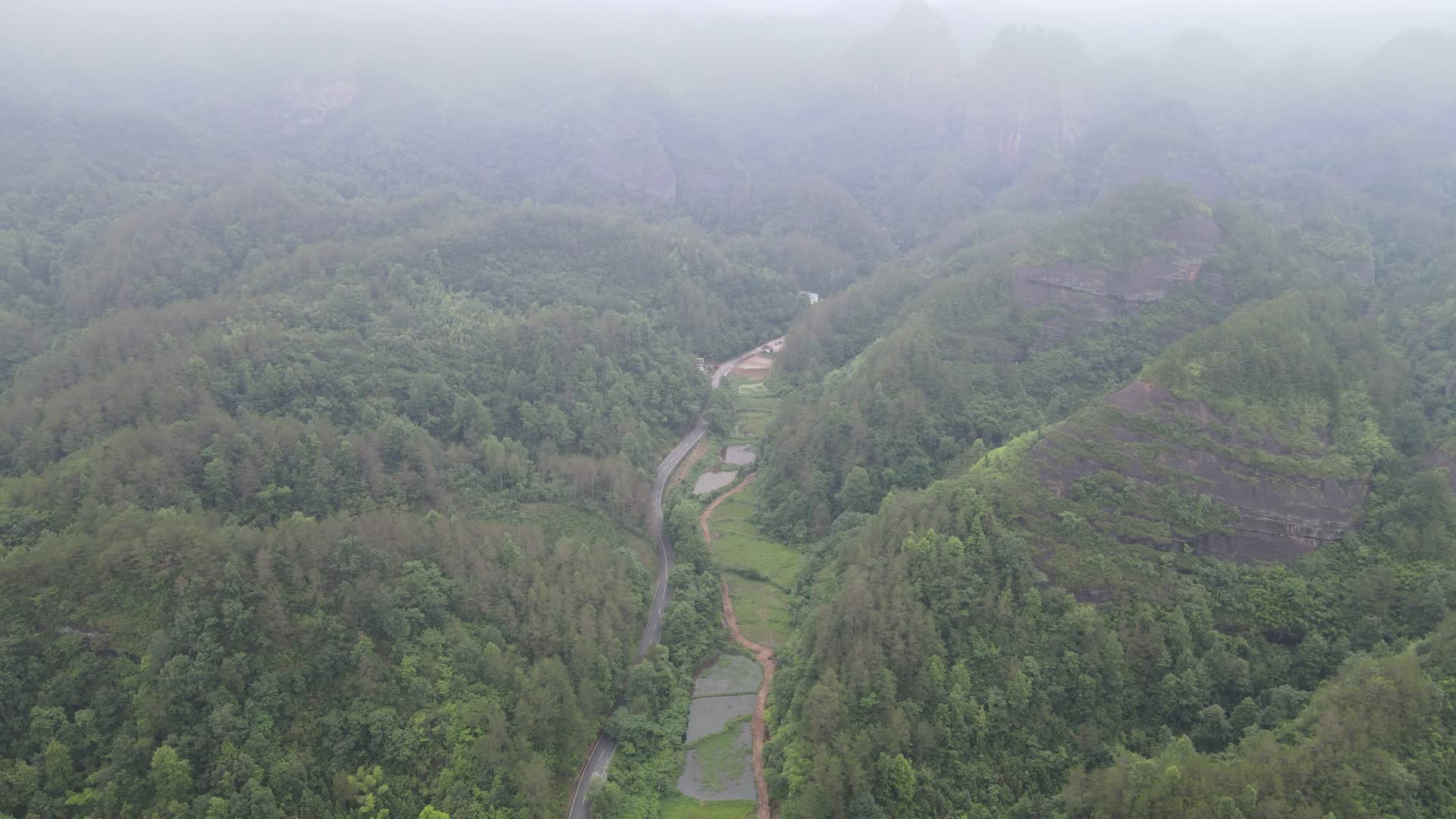 航拍山谷蜿蜒山路视频的预览图