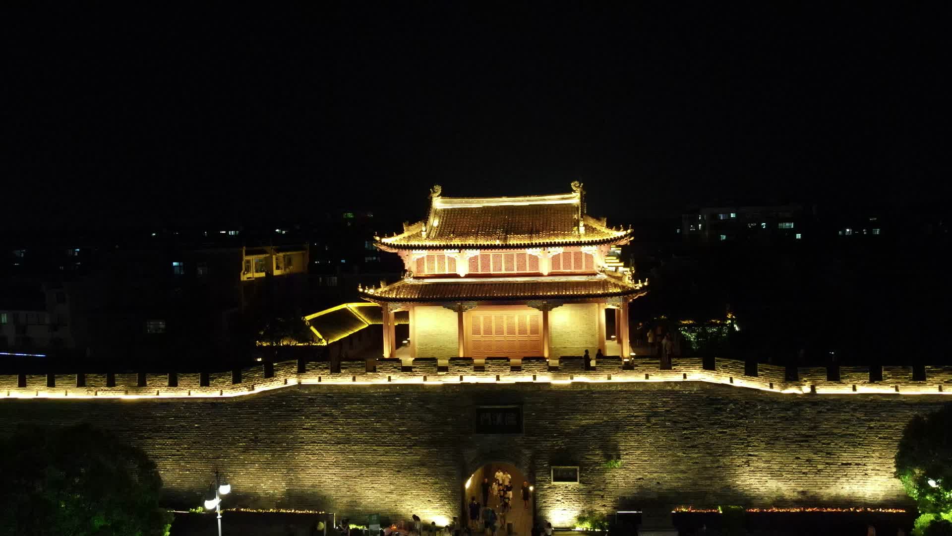 航拍湖北襄阳古城古城墙夜景视频的预览图