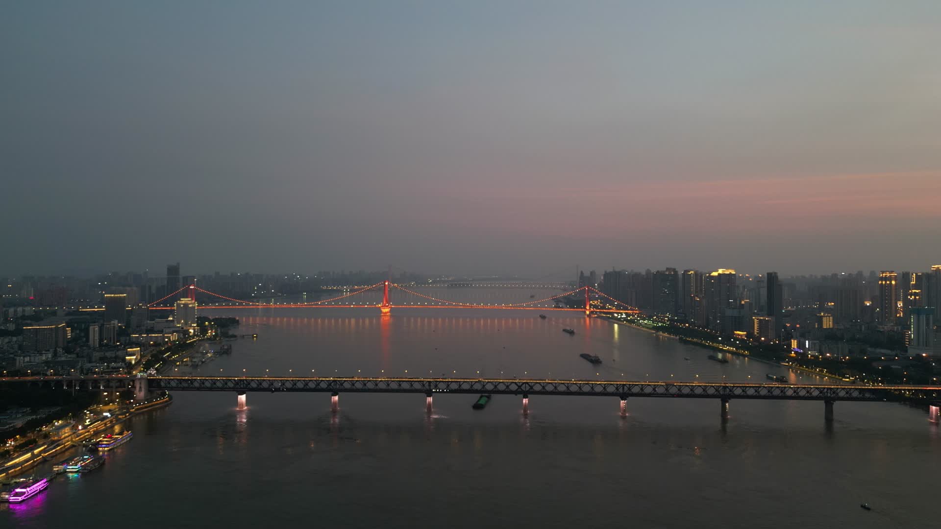 武汉长江大桥鹦鹉洲大桥夜景航拍视频的预览图