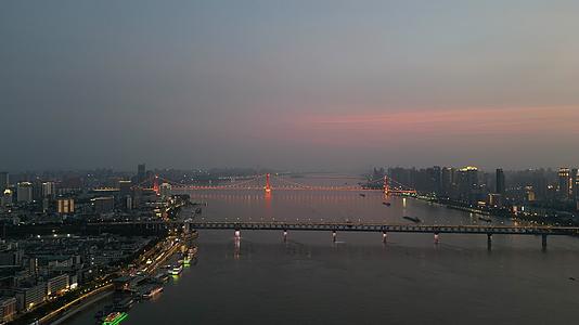 武汉长江大桥鹦鹉洲大桥夜景航拍视频的预览图
