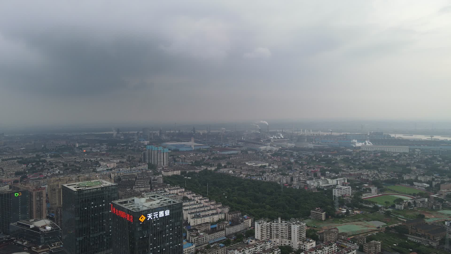 城市航拍乌云密布暴雨来临视频的预览图
