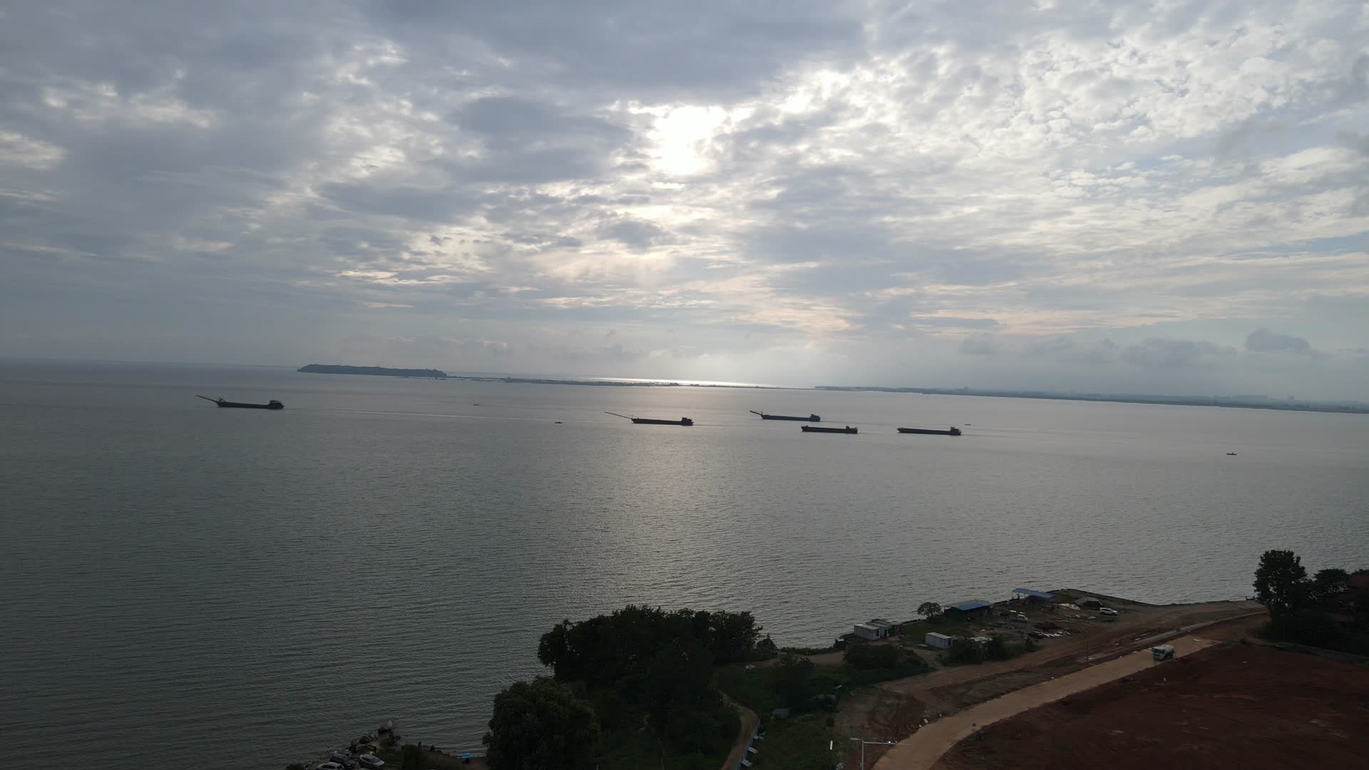湖南岳阳洞庭湖繁忙船只航拍视频的预览图
