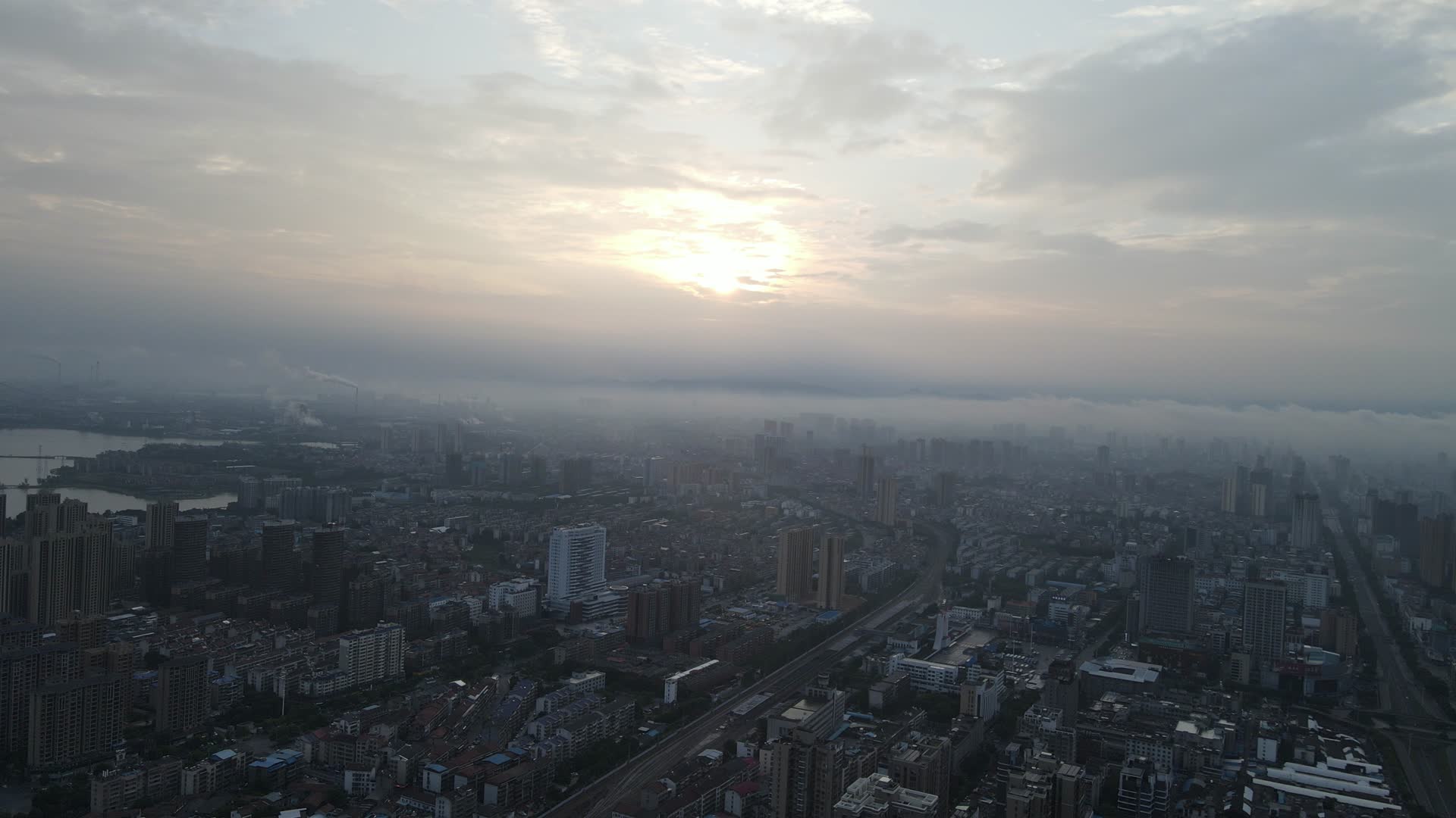 湖南岳阳城市日出彩霞航拍视频的预览图