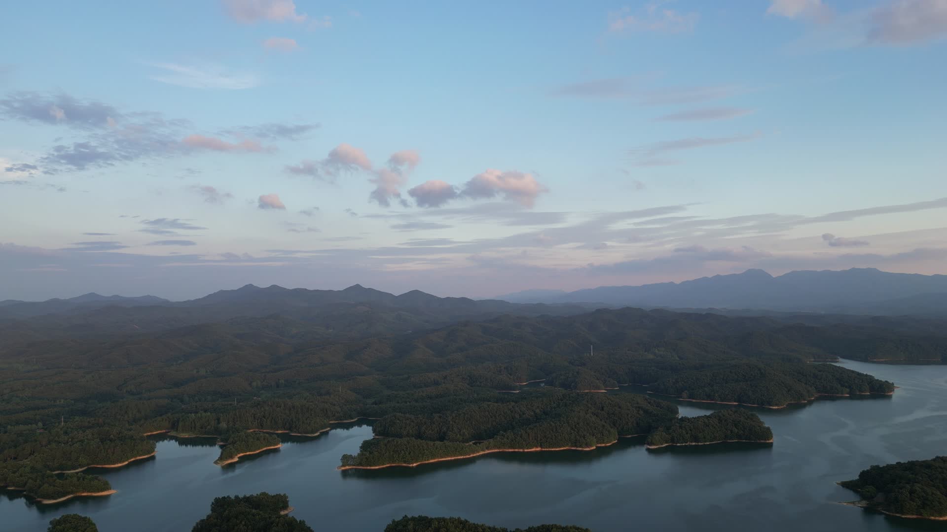 航拍湖北随着琵琶湖风景区视频的预览图