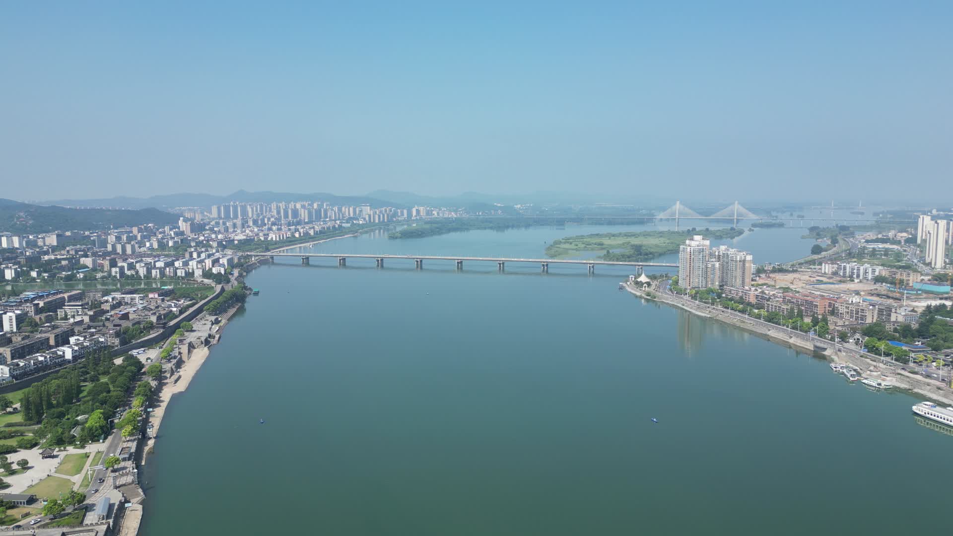 航拍湖北襄阳襄樊汉江长虹大桥视频的预览图