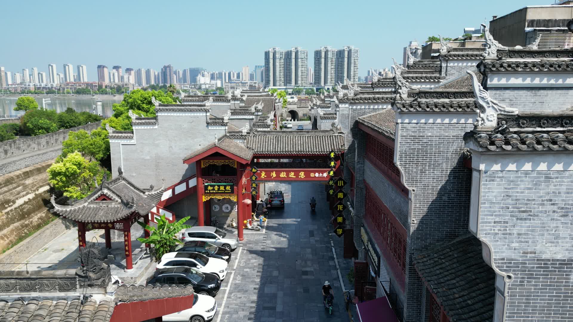 航拍湖北襄阳古城古街视频的预览图
