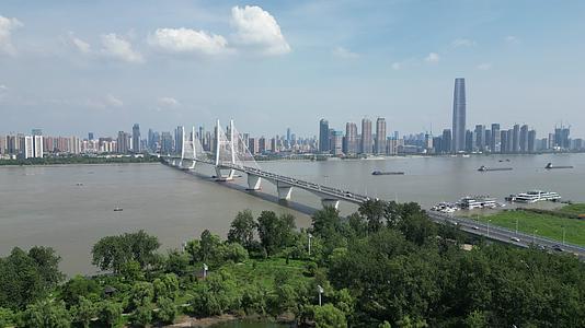 航拍湖北武汉长江二桥交通视频的预览图