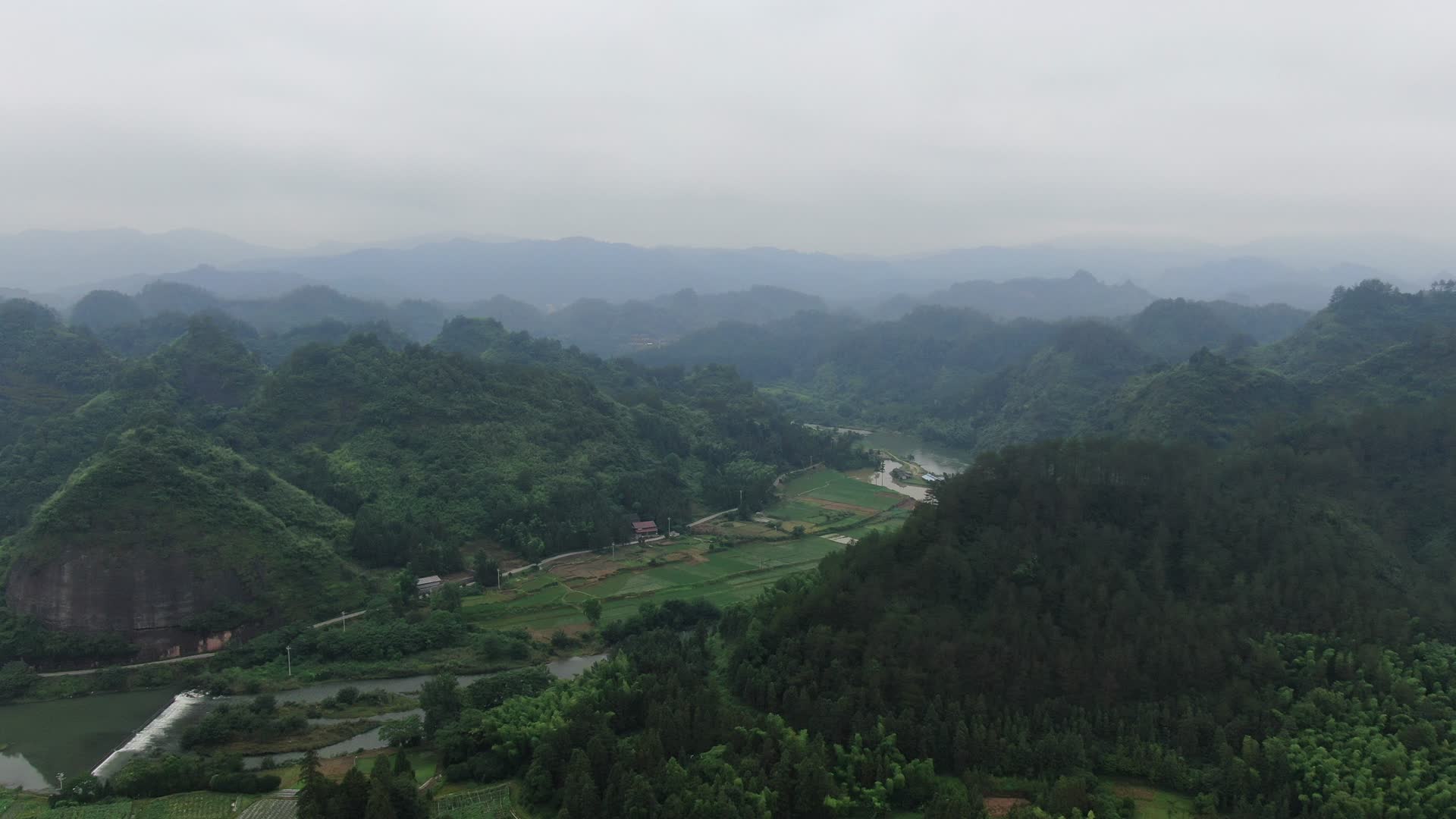 航拍湖南通道独岩公园丹霞地貌视频的预览图