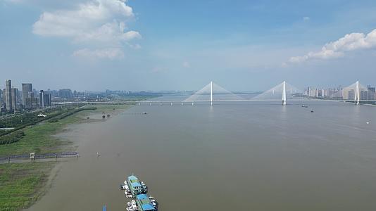 航拍湖北武汉长江二桥交通视频的预览图