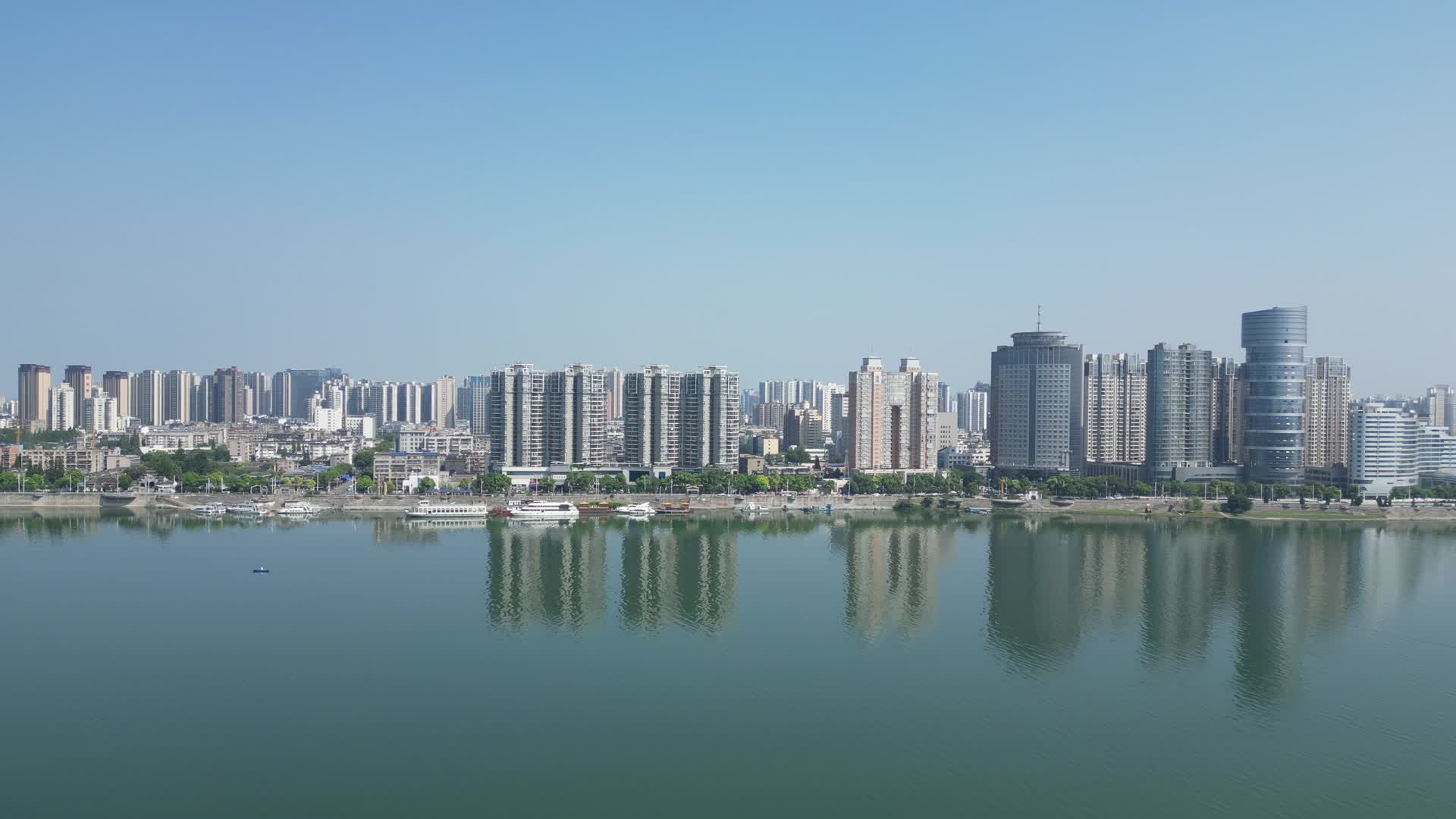 航拍湖北襄阳城市天际线视频的预览图