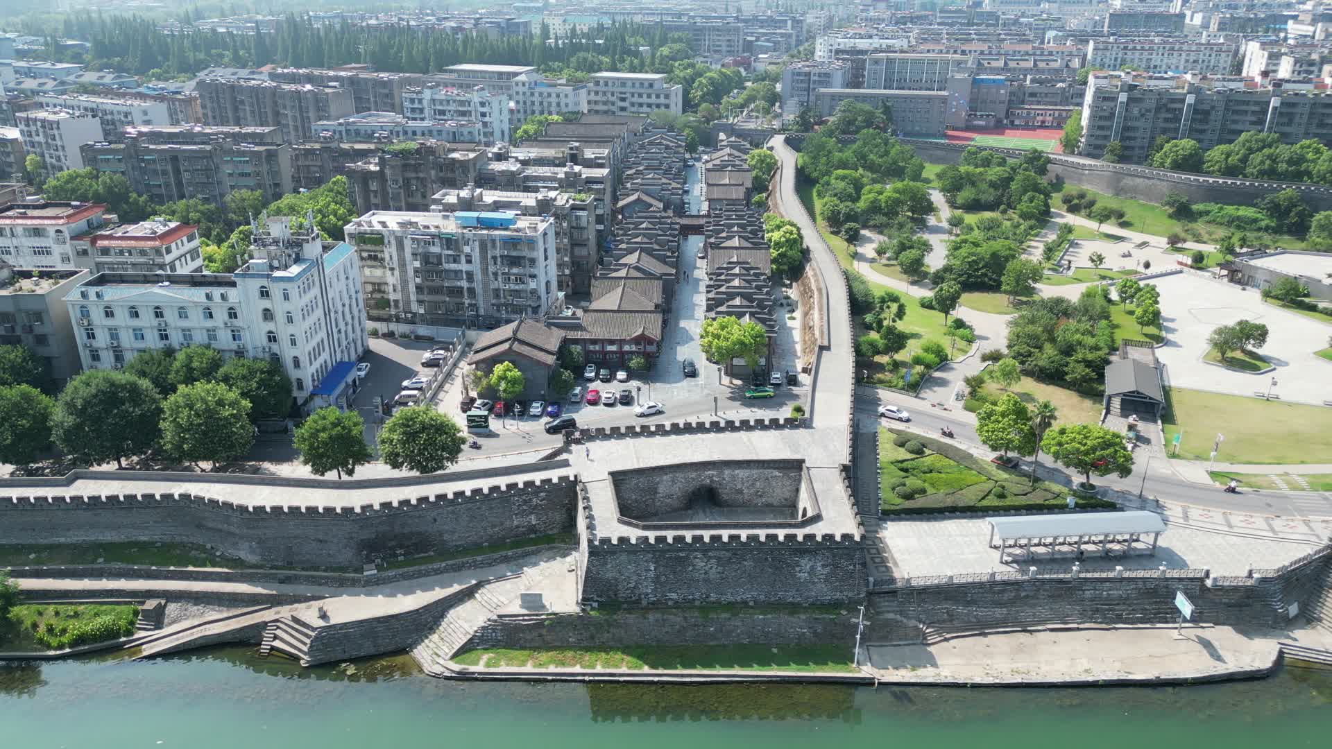 航拍湖北襄阳古城襄阳城墙视频的预览图