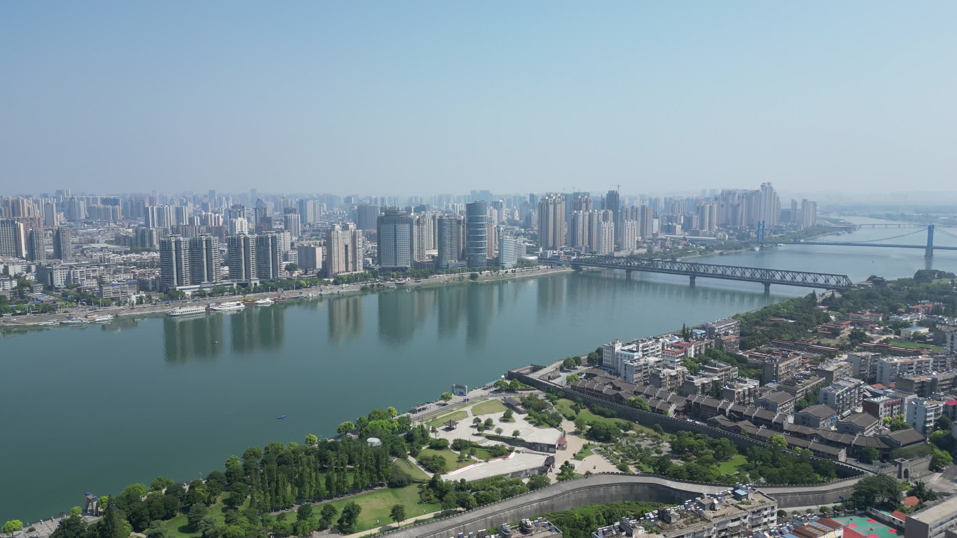 航拍湖北襄阳古城临汉门公园视频的预览图
