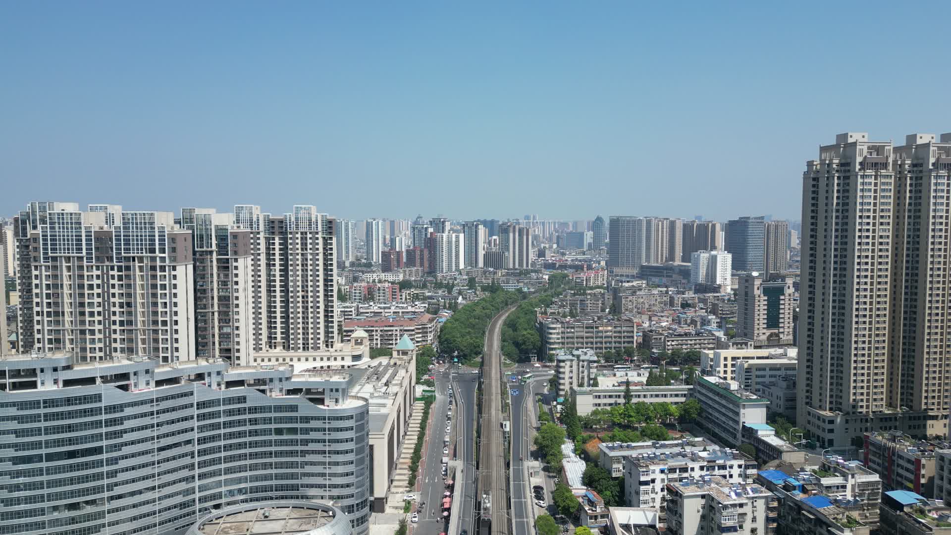 航拍湖北襄阳城市大道交通视频的预览图