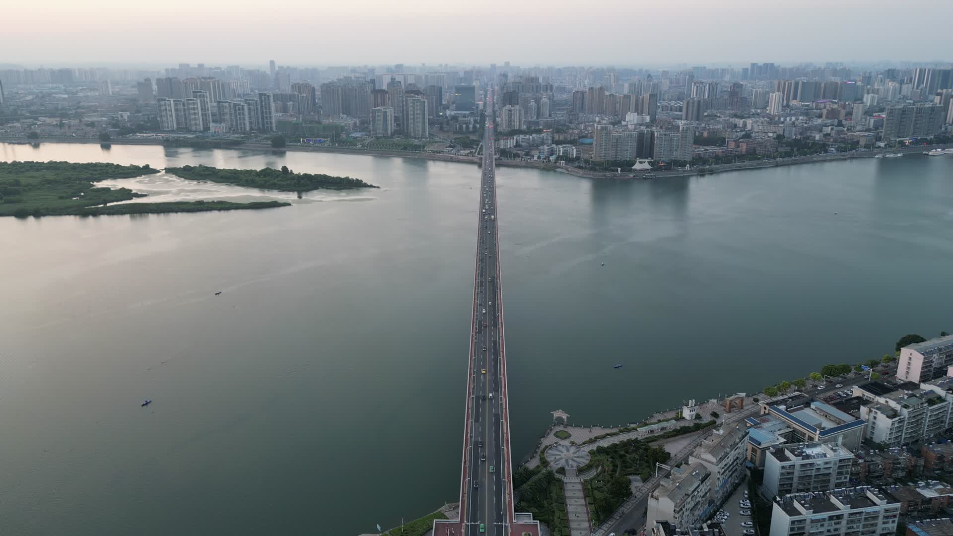航拍湖北襄阳襄樊汉江长虹大桥视频的预览图