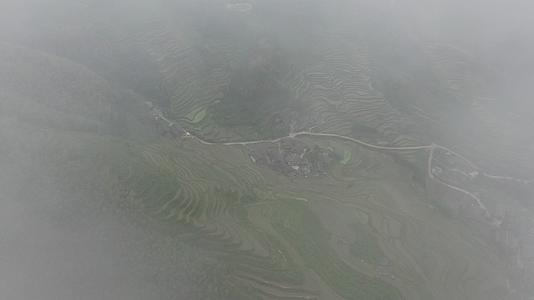 航拍高山梯田农业种植视频的预览图