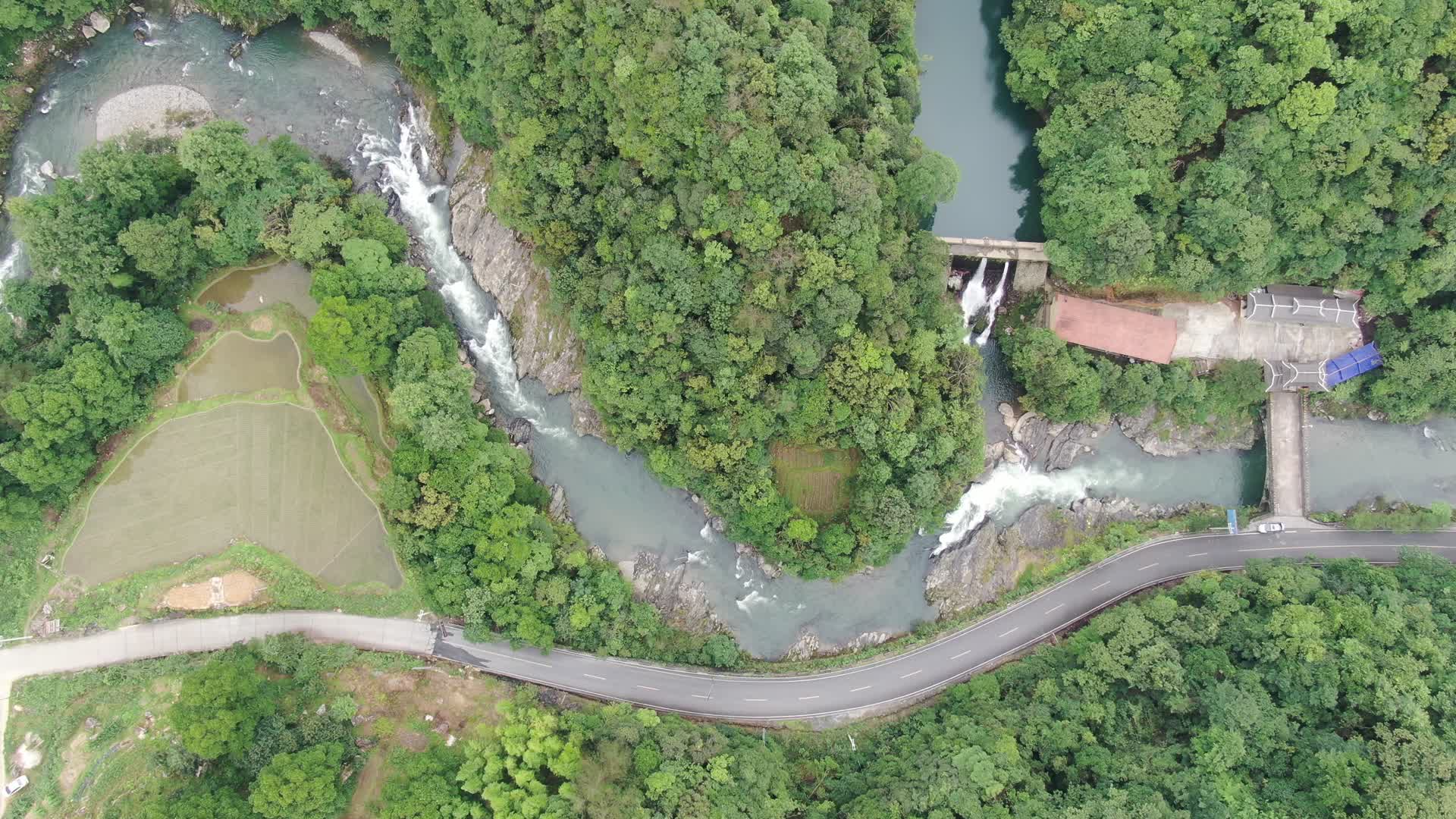 俯拍山谷道路河流风景视频的预览图