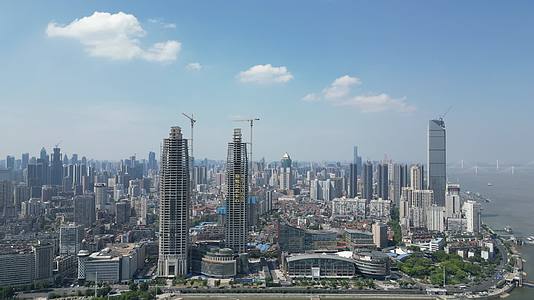 航拍武汉双子塔在建施工高楼大厦视频的预览图