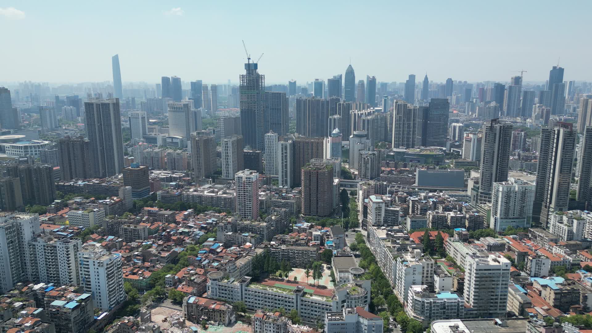 航拍武汉江汉路商业圈视频的预览图