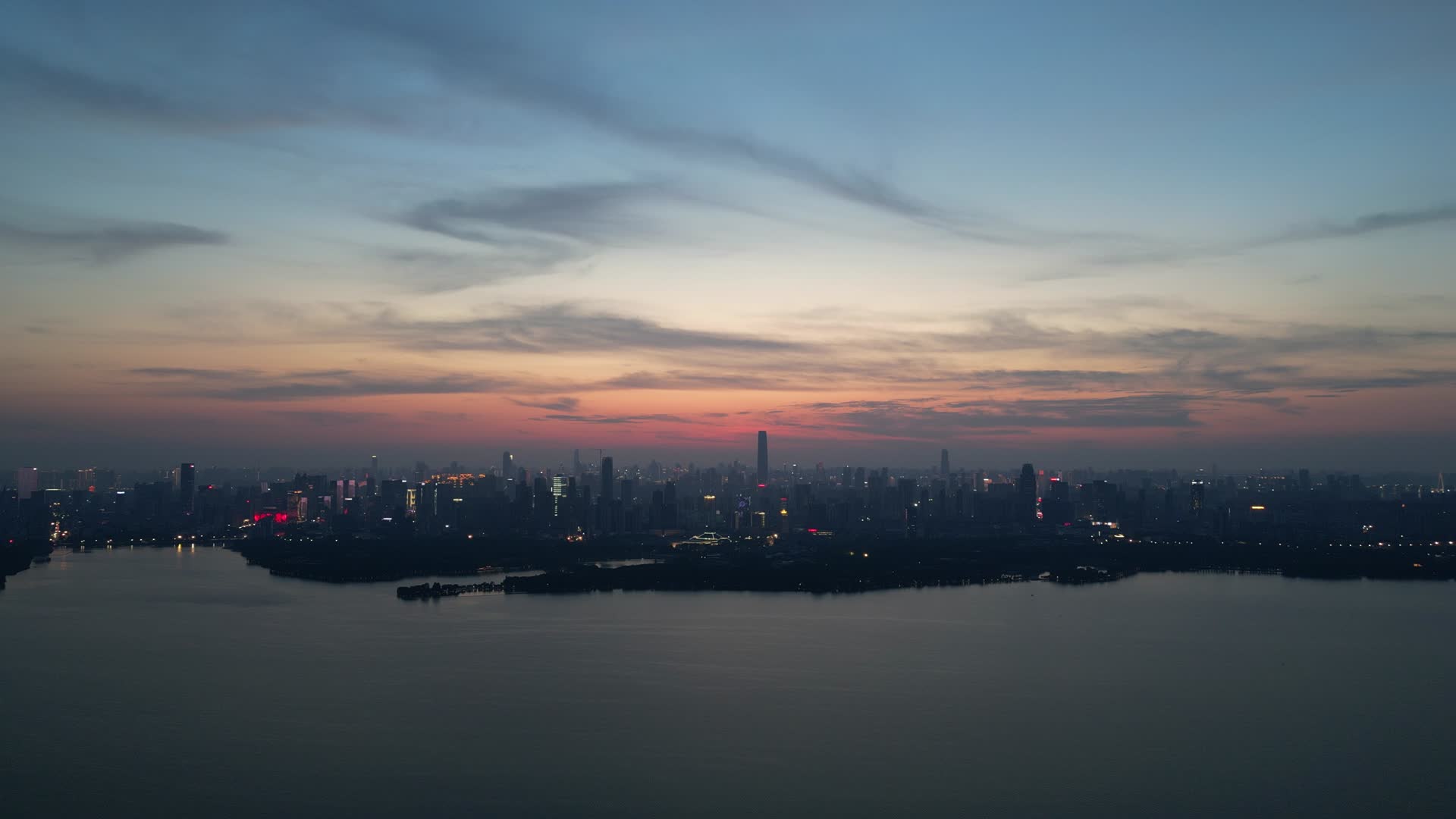 航拍武汉东湖日落晚霞夕阳火烧云视频的预览图