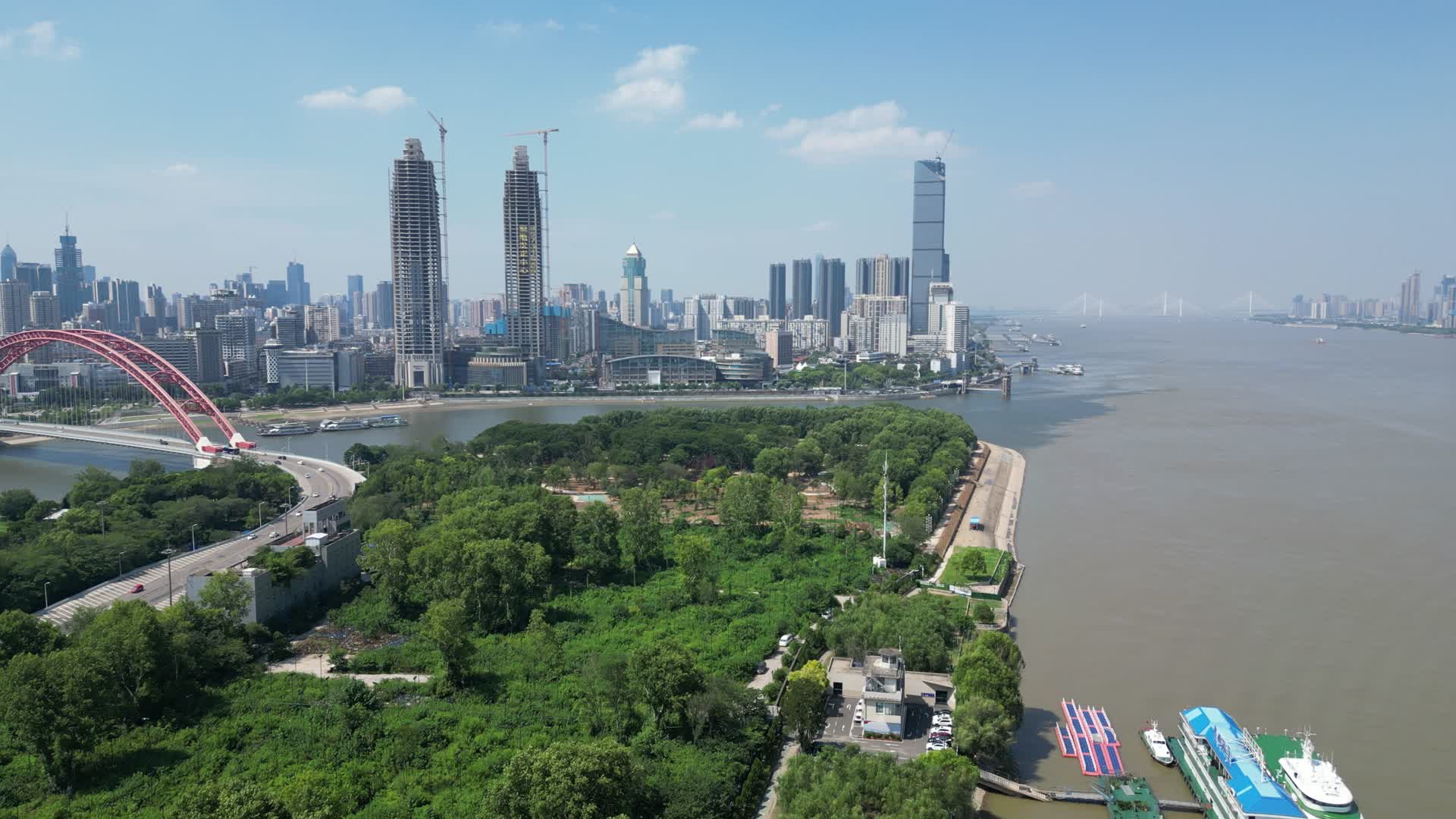 航拍武汉双子塔在建施工高楼大厦视频的预览图