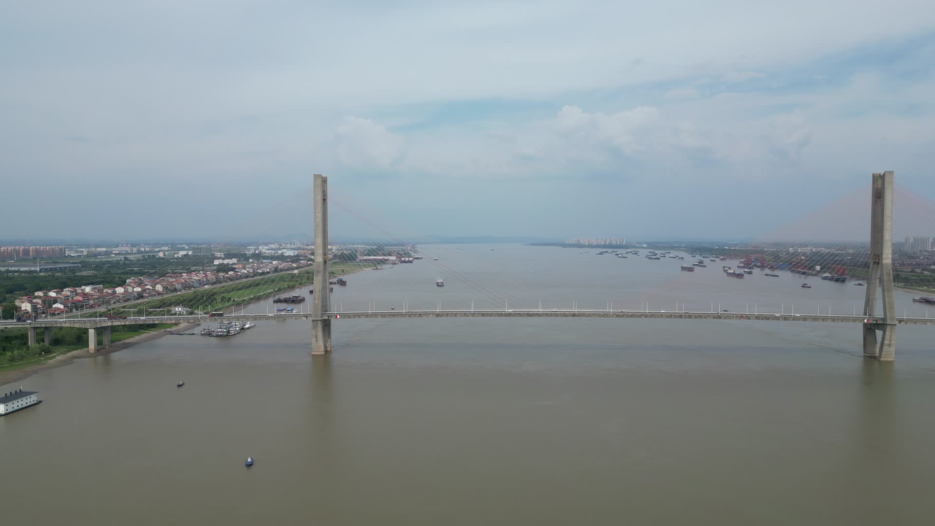 航拍湖北鄂黄长江大桥交通视频的预览图