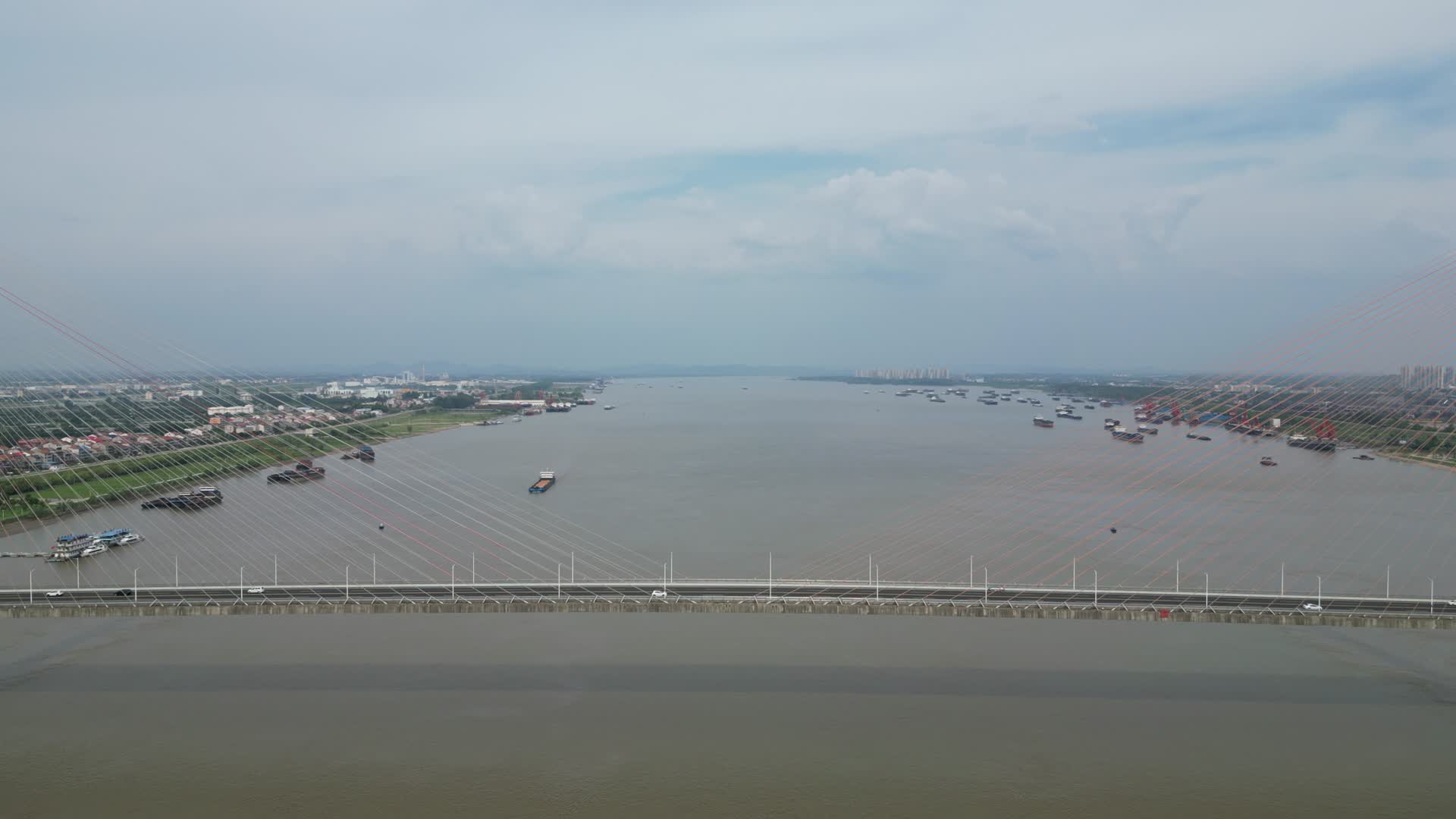 航拍湖北鄂黄长江大桥交通视频的预览图