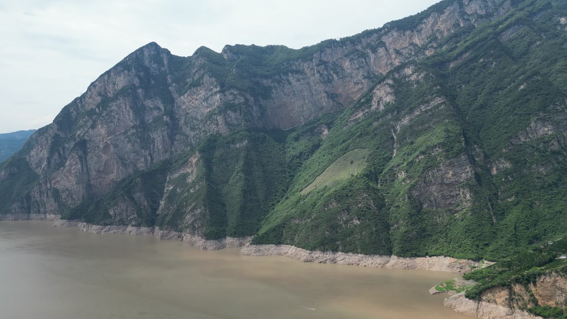 航拍湖北宜昌秭归县牛肝马肺峡长江风光视频的预览图