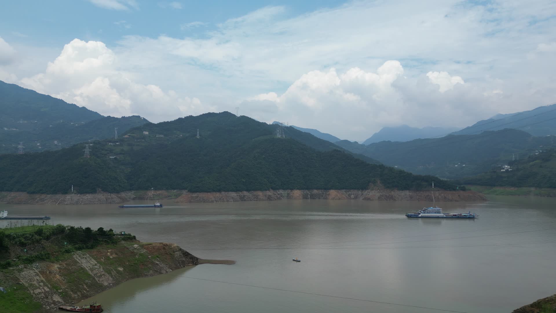 航拍湖北宜昌高山长江风光视频的预览图