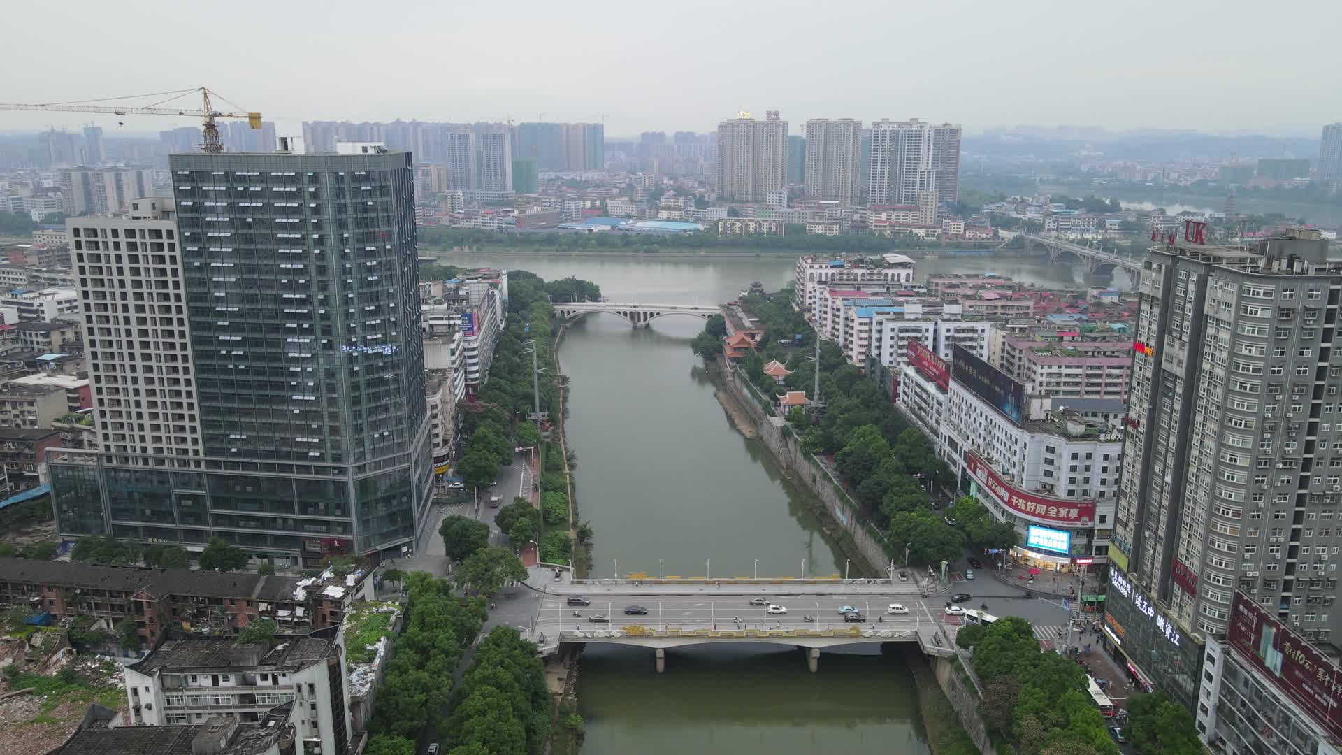 城市航拍湖南邵阳绍水大桥视频的预览图
