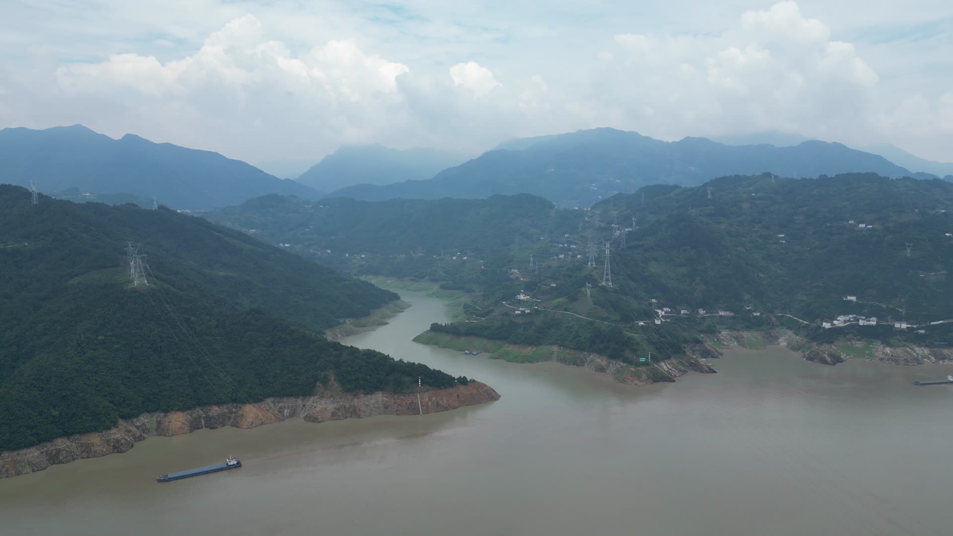 航拍湖北宜昌高山长江风光视频的预览图