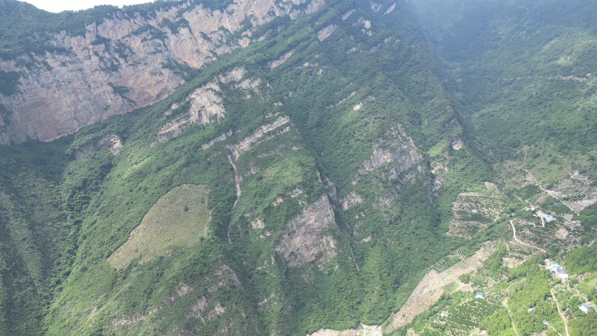 航拍雄伟大山悬崖峭壁自然风光视频的预览图