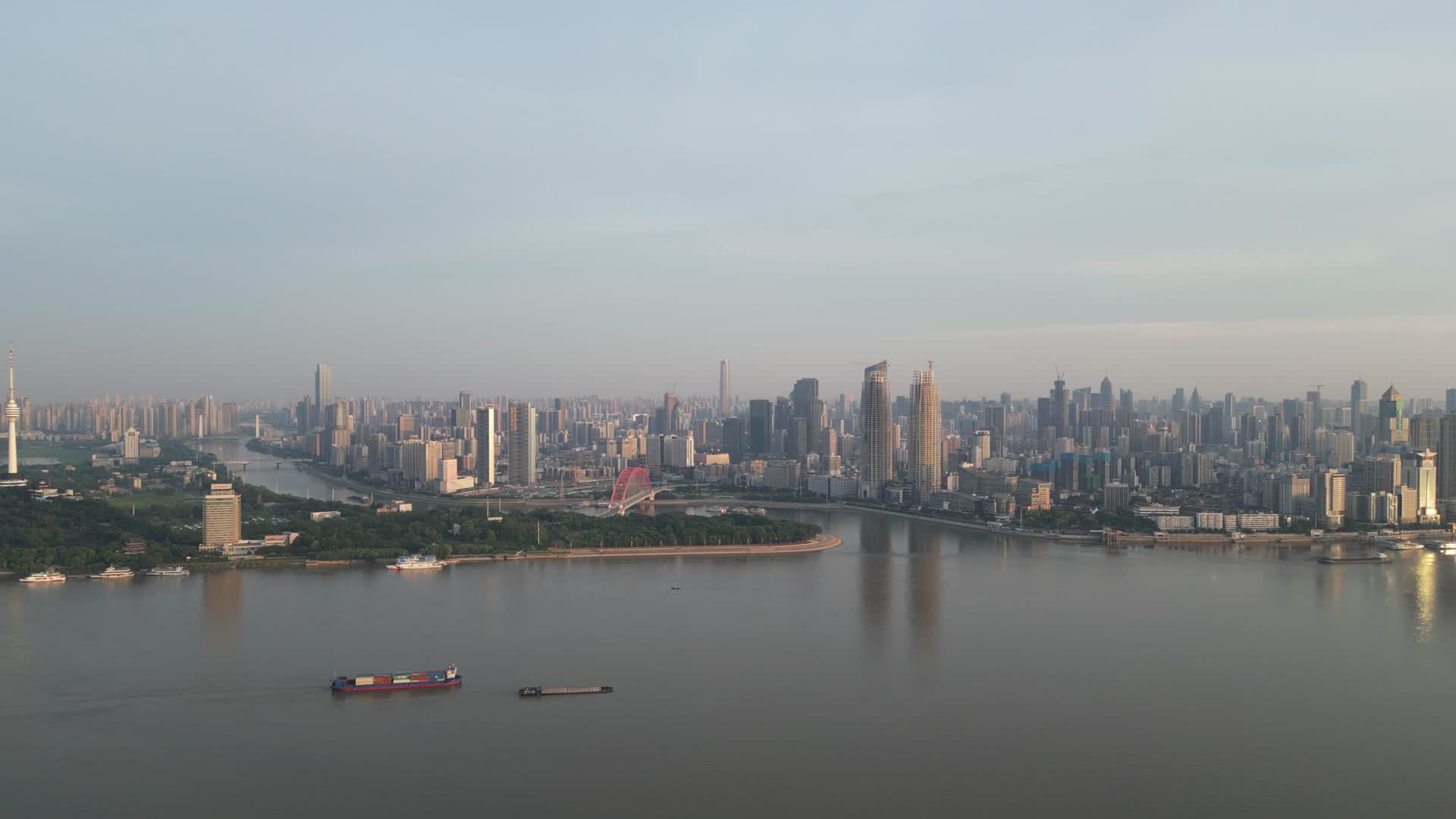 航拍武汉城市清晨迷雾视频的预览图