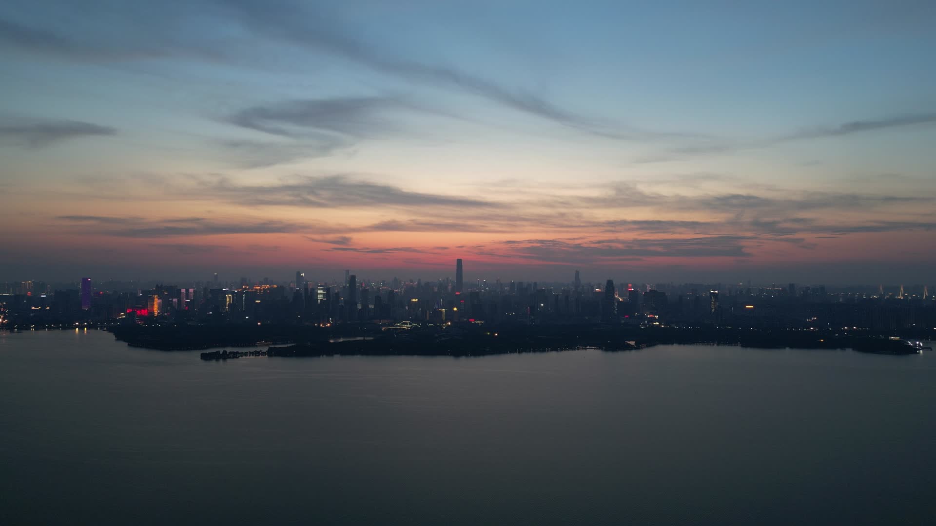 航拍武汉东湖日落晚霞夕阳火烧云视频的预览图