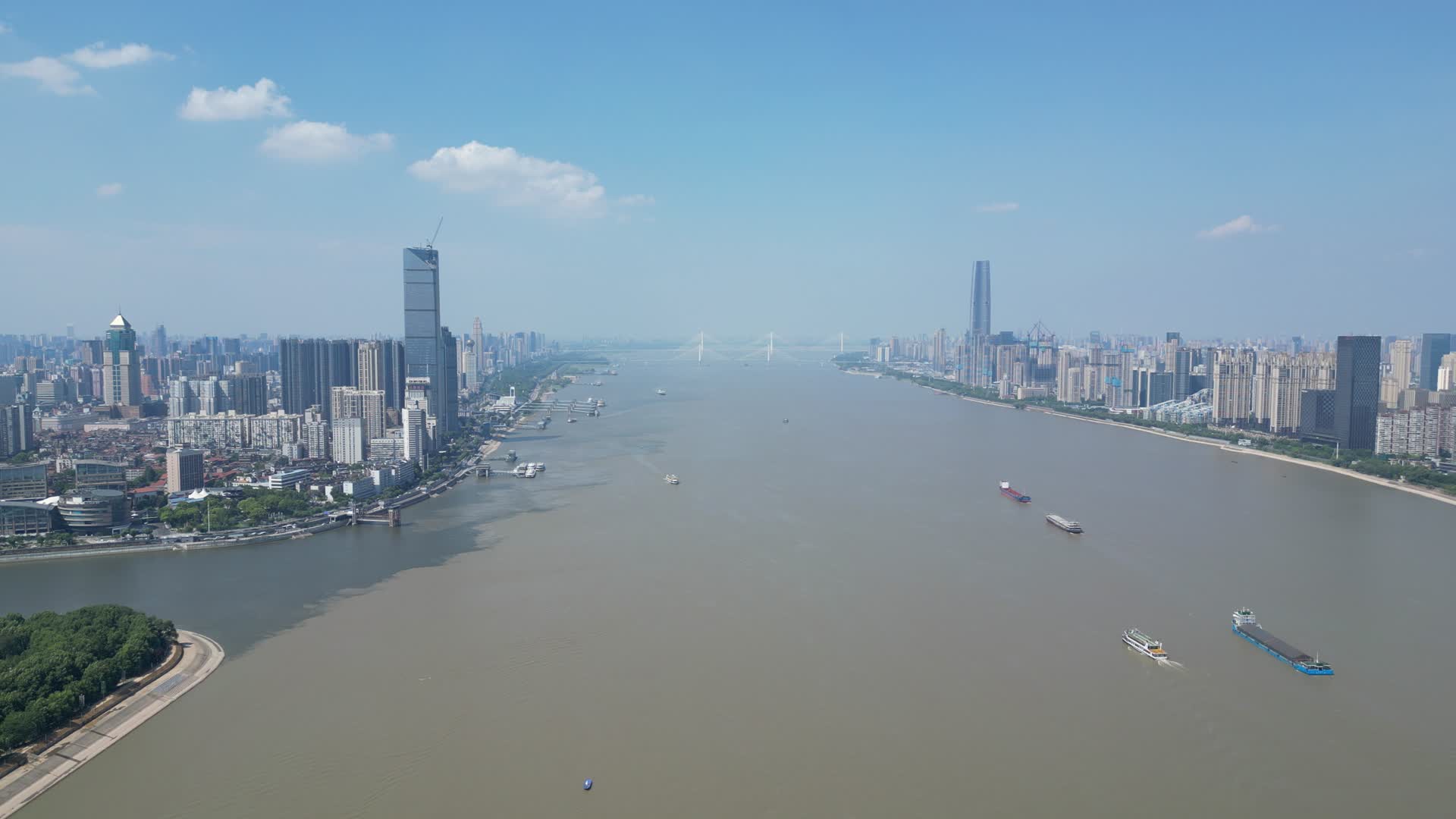 航拍武汉城市长江风光高楼建筑视频的预览图