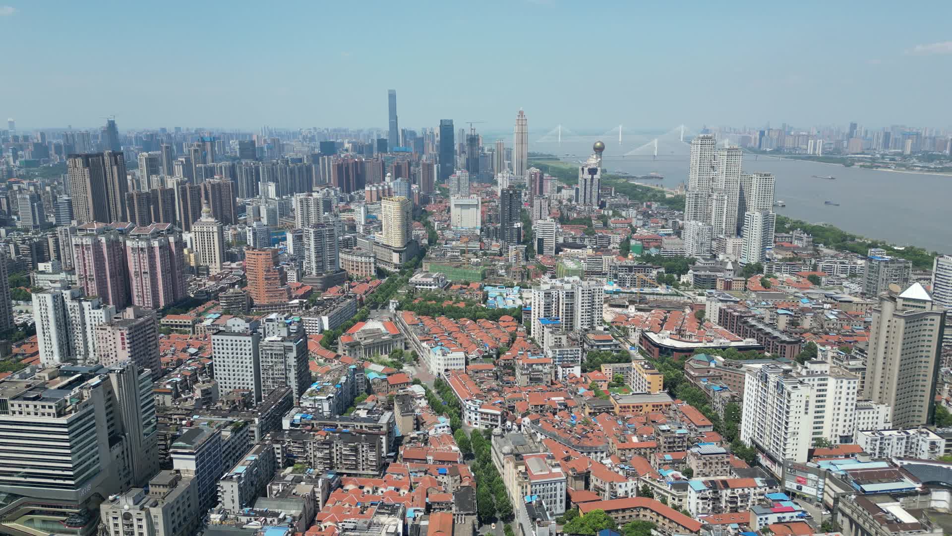 航拍武汉江汉路商业圈视频的预览图