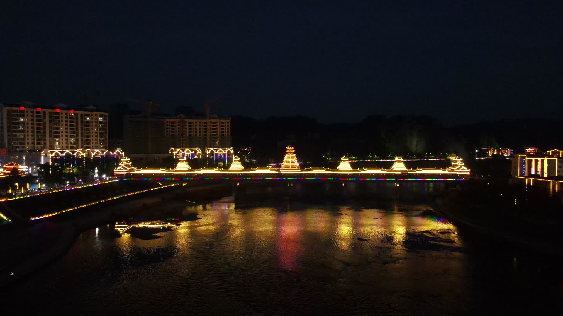 城市航拍湖南芷江风雨桥夜景视频的预览图