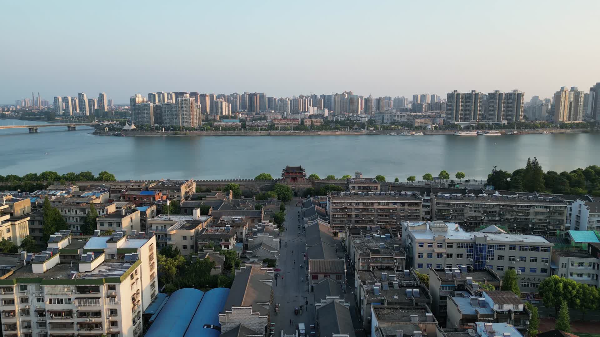 航拍湖北襄阳古城襄阳北街视频的预览图
