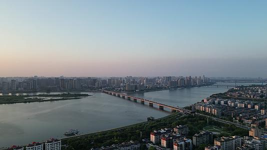 航拍湖北襄阳汉江城市风光视频的预览图