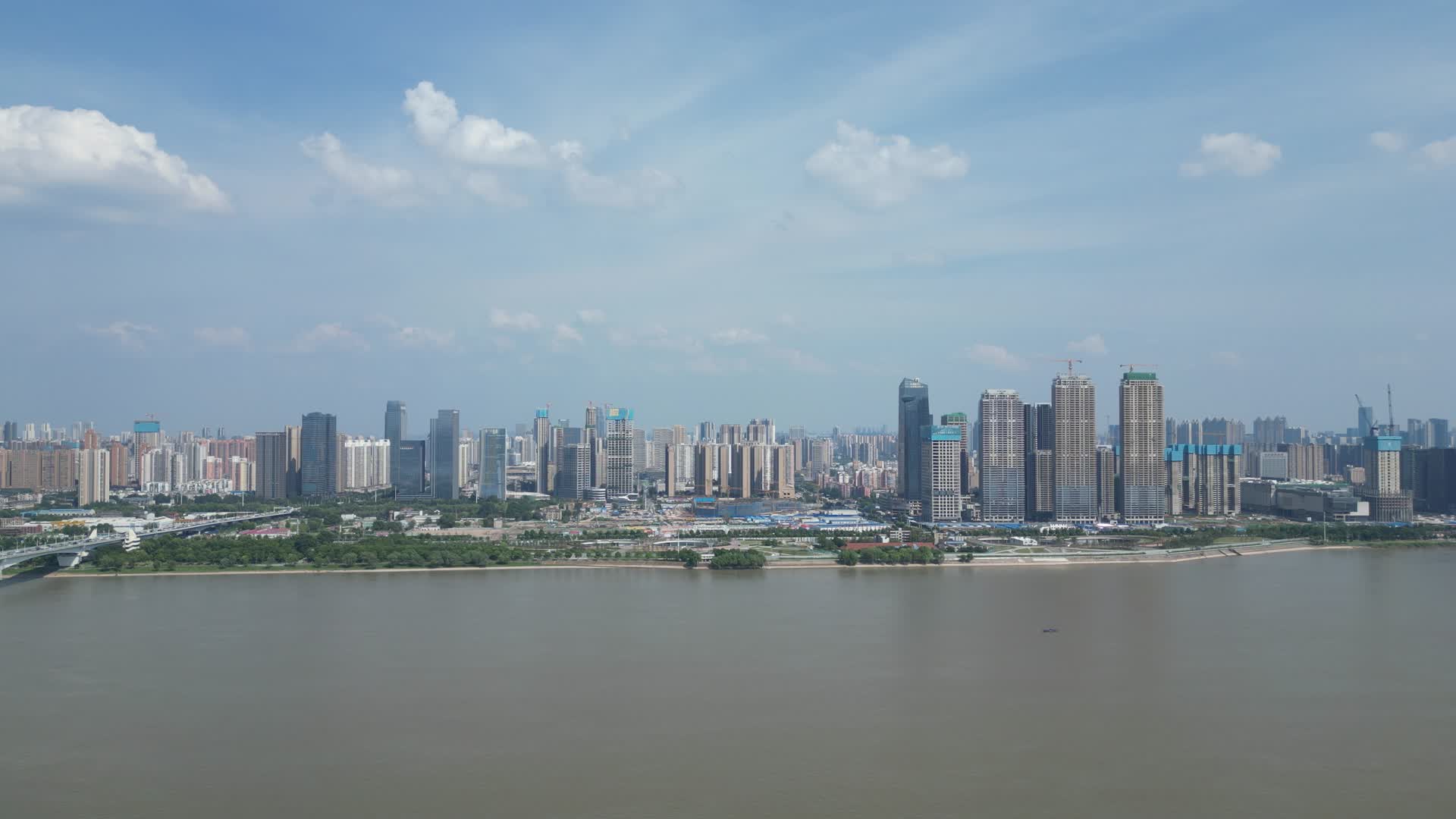 航拍湖北武汉长江CBD视频的预览图