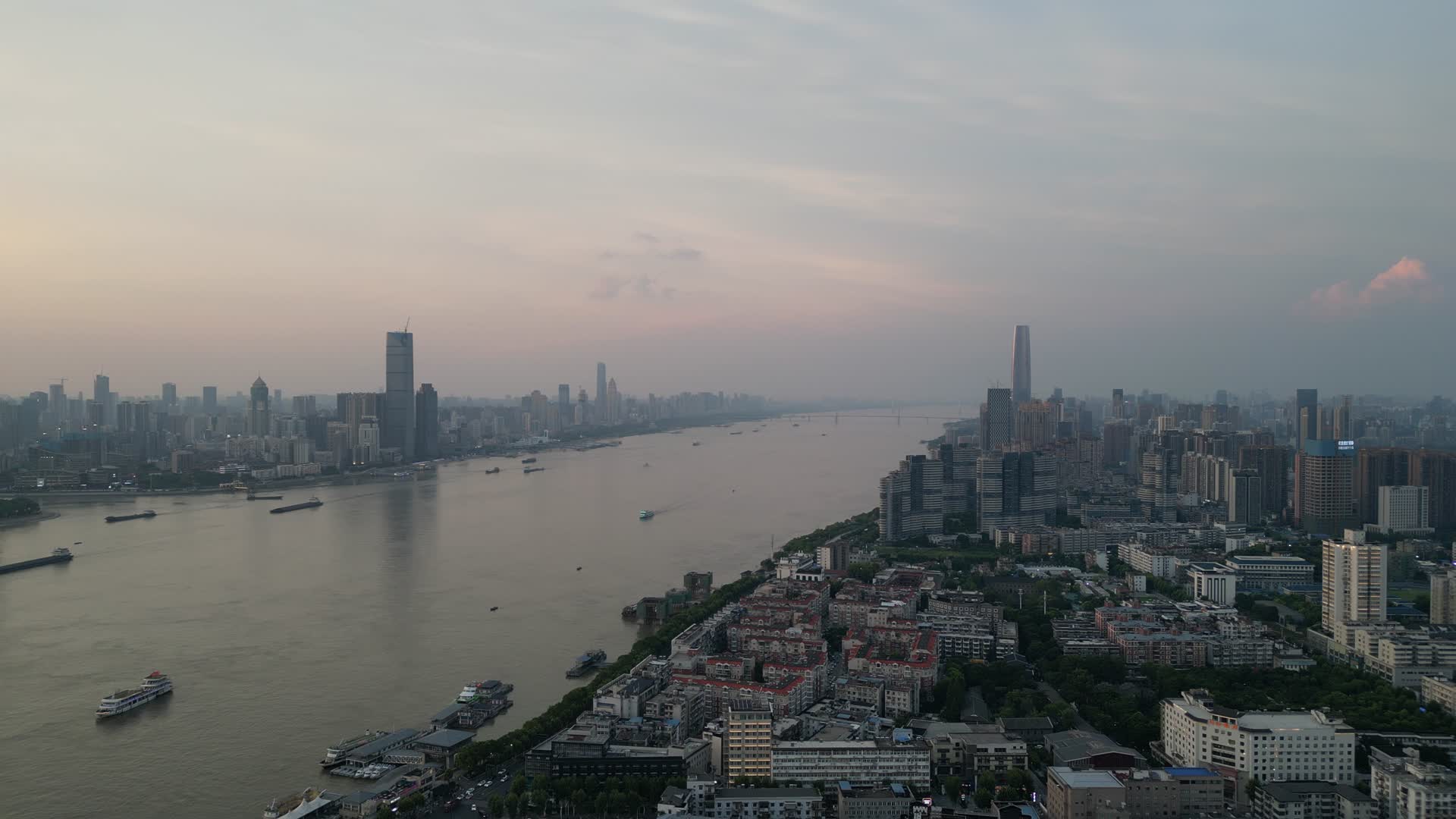 航拍湖北武汉城市清晨视频的预览图