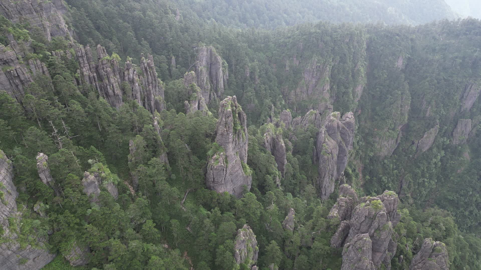 航拍湖北神农架神农谷景区悬岩峭壁视频的预览图