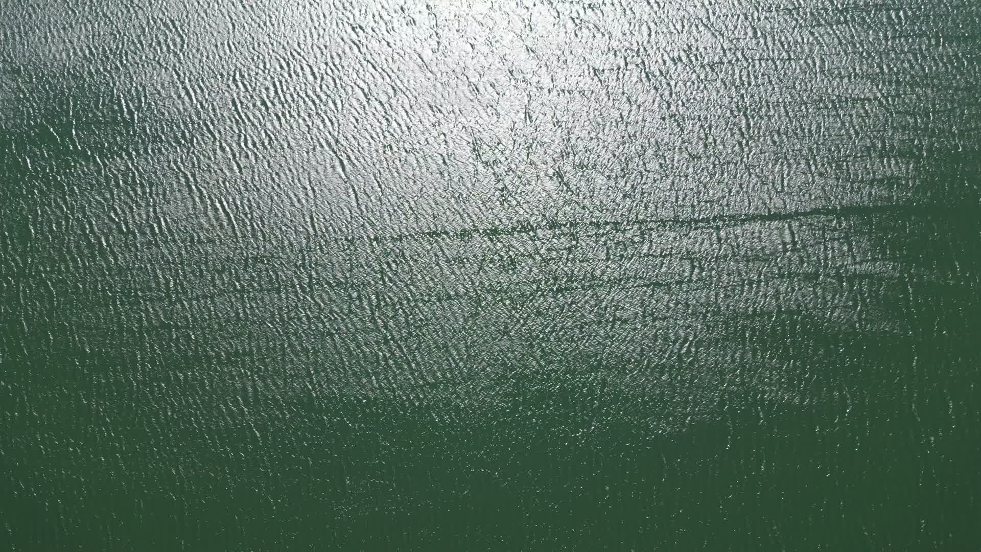 航拍波光粼粼的湖面视频的预览图