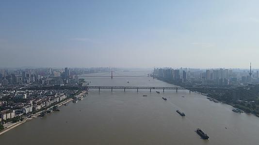 航拍武汉长江清晨时光视频的预览图