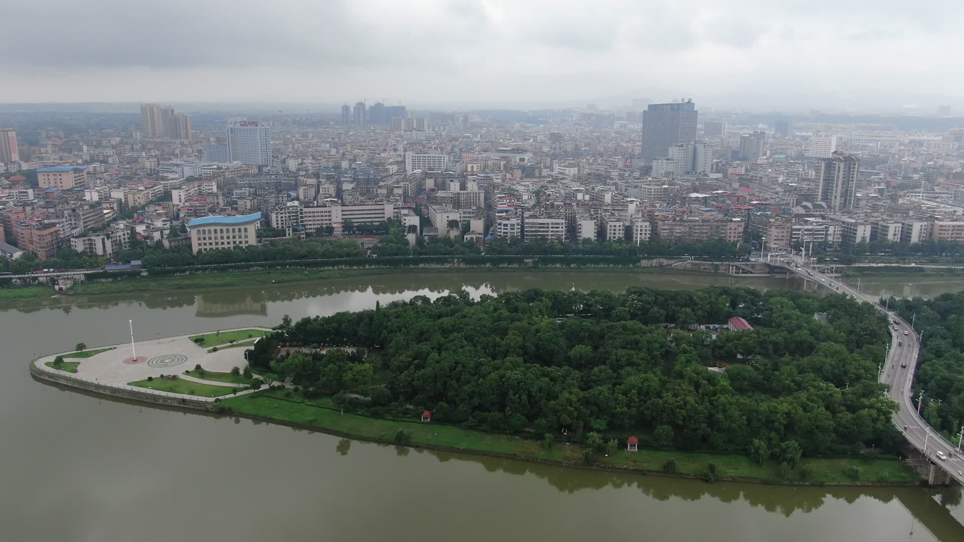 城市航拍湖南湘潭湘乡镇湘桥碧洲公园视频的预览图