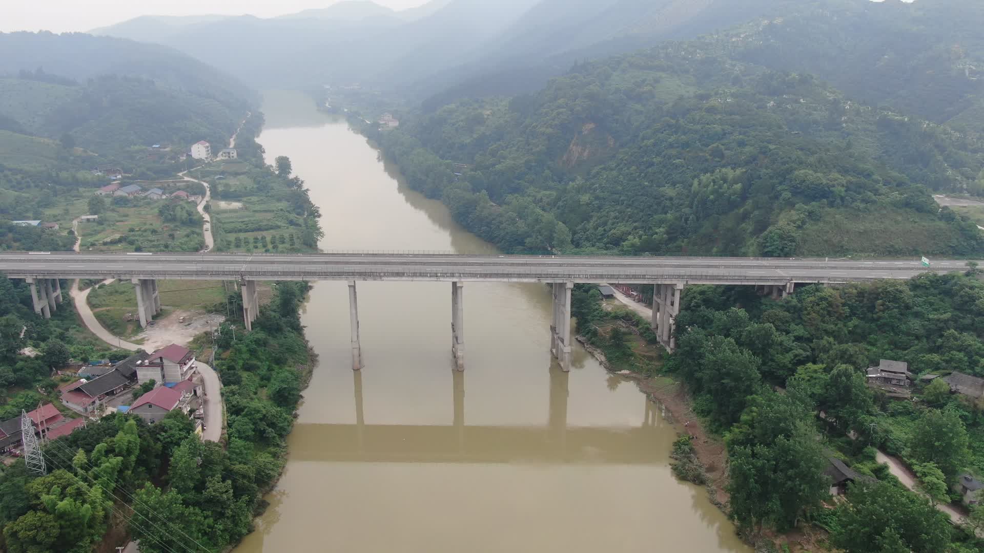 航拍跨江高架桥交通视频的预览图