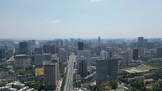 航拍湖北武汉城市高楼交通视频的预览图