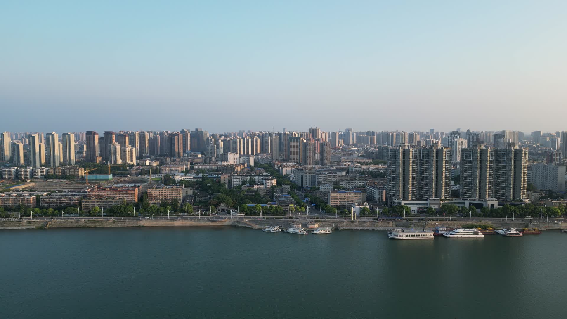 航拍湖北襄阳汉江高楼城市天际线视频的预览图