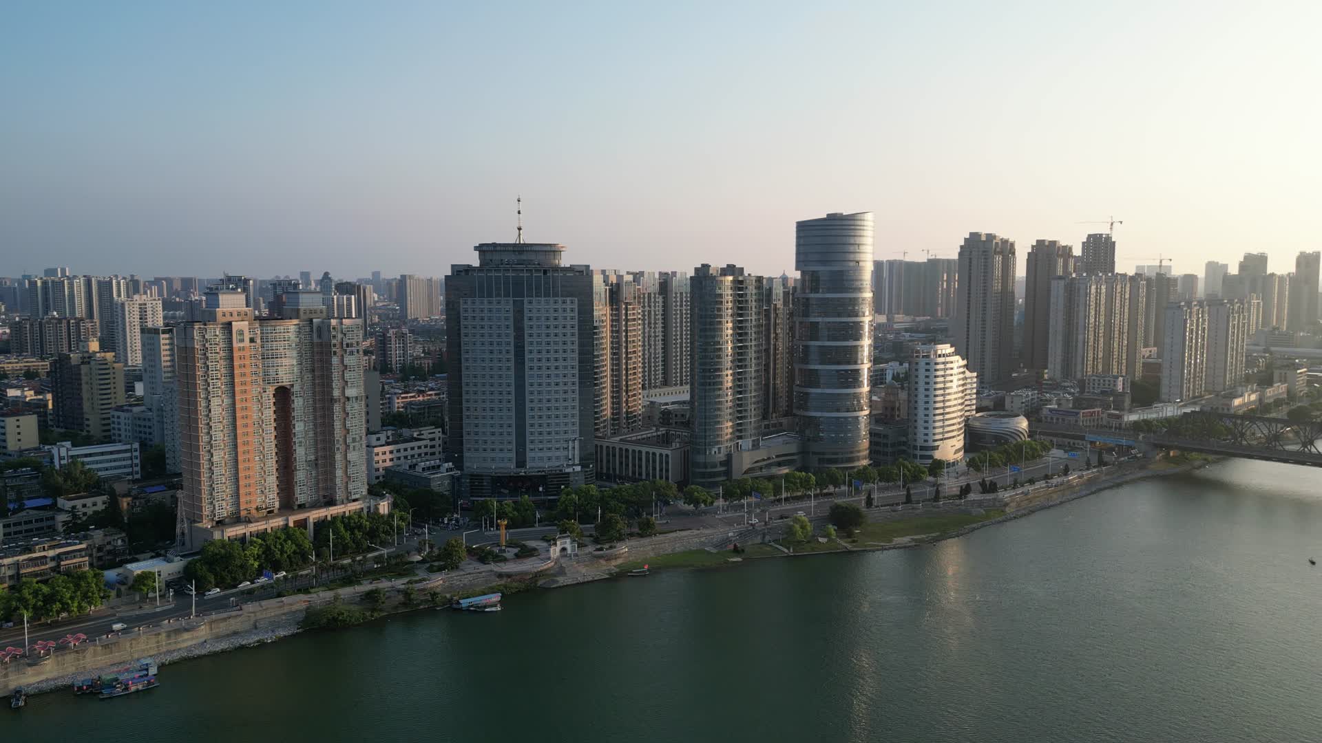 航拍湖北襄阳城市视频的预览图